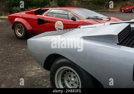 Due auto sportive Lamborghini Countach. Supercar classica Silver LP400 e Red LP400S Foto Stock