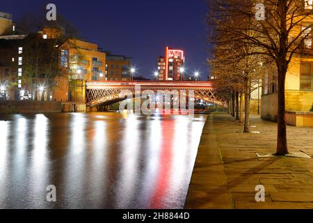 Una vista lungo il fiume Aire verso il Crown Point Bridge dal Brewery Wharf nel centro di Leeds Foto Stock