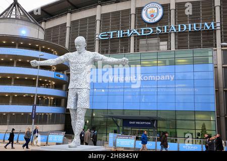 Manchester, Regno Unito. 28 novembre 2021. Statua di New Vincent Kompany fuori dell'Etihad a Manchester, Regno Unito il 11/28/2021. (Foto di Conor Molloy/News Images/Sipa USA) Credit: Sipa USA/Alamy Live News Foto Stock