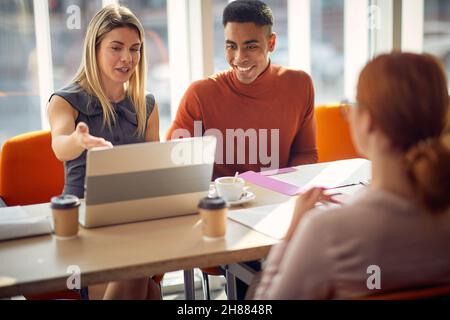 Team multietnico delle risorse umane alla ricerca di un nuovo dipendente presso l'azienda; concetto di colloquio di lavoro Foto Stock