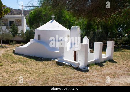 Bella Isola di iOS Grecia. Pittoresca piccola cappella appartata in questa destinazione di vacanza. Visualizzazione orizzontale. Foto Stock