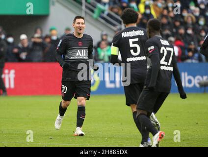 Saint Etienne, Francia. 28 novembre 2021. Marquinhos di PSG celebra il suo obiettivo con Lionel messi (a sinistra) durante il campionato francese Ligue 1 partita di calcio tra COME Saint-Etienne (ASSE) e Parigi Saint-Germain (PSG) il 28 novembre 2021 a Stade Geoffroy Guichard a Saint-Etienne, Francia - Foto Jean Catuffe/DPPI credito: DPPI Media/Alamy Live News Foto Stock