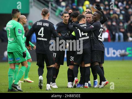 Saint Etienne, Francia. 28 novembre 2021. Marquinhos di PSG celebra il suo obiettivo con i compagni di squadra durante il campionato francese Ligue 1 partita di calcio tra COME Saint-Etienne (ASSE) e Parigi Saint-Germain (PSG) il 28 novembre 2021 a Stade Geoffroy Guichard a Saint-Etienne, Francia - Foto Jean Catuffe/DPPI credito: DPPI Media/Alamy Live News Foto Stock