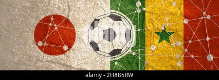 Bandiere dei paesi partecipanti al torneo di calcio. Bandiere nazionali del Giappone e del Senegal. Pallone da calcio al centro. Linee collegate con punti Foto Stock