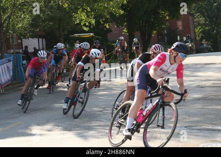 Donna in bicicletta alla Gateway Cup 2021 Foto Stock