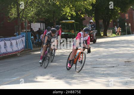 Donna in bicicletta alla Gateway Cup 2021 Foto Stock