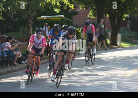 Donna in bicicletta alla Gateway Cup 2021 Foto Stock