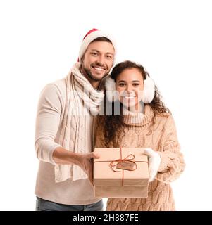 Coppia felice con regalo di Natale su sfondo bianco Foto Stock