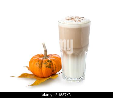 Bicchiere di gustoso latte di zucca su sfondo bianco Foto Stock