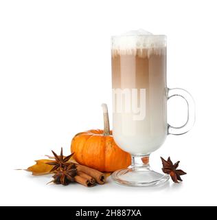 Tazza di vetro di gustoso latte di zucca su sfondo bianco Foto Stock