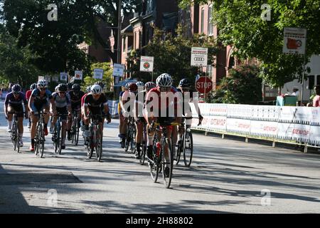 Donna in bicicletta alla Gateway Cup 2021 Foto Stock