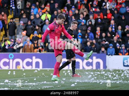 Il portiere di Livingston Max Stryjek calcia le palle di neve fuori dal campo durante la partita della Cinch Premiership alla Tony Macaroni Arena di Livingston. Data foto: Domenica 28 novembre 2021. Foto Stock