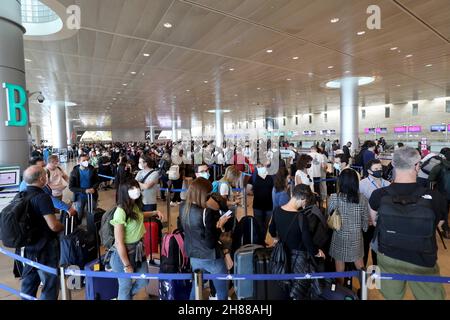 Tel Aviv, Israele. 28 novembre 2021. La gente attende nella sala partenze dell'aeroporto internazionale ben Gurion vicino Tel Aviv, Israele, 28 novembre 2021. Domenica il governo israeliano ha deciso di vietare l'ingresso di cittadini stranieri nel paese nel tentativo di fermare la diffusione di una nuova variante del COVID-19. Credit: Gil Cohen Magen/Xinhua/Alamy Live News Foto Stock