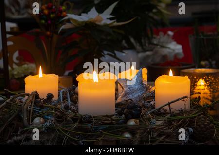 Corona natalizia con candele bianche e decorazioni natalizie e spazio copia Foto Stock