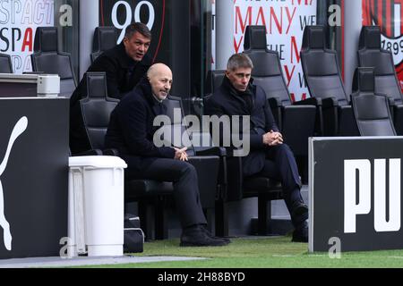 Milano, Italia. 28 novembre 2021. Ivan Gazidis Chief Executive Officer di AC Milan in panchina con Paolo Maldini AC Milan First Team Technical Director e Frederic Massara AC Milan Director of Sport al suo ritorno allo stadio dopo un periodo di assenza per malattia prima della partita della Serie A a a a Giuseppe Meazza, Milano. Il credito dovrebbe essere: Jonathan Moscarop/Sportimage Credit: Sportimage/Alamy Live News Credit: Sportimage/Alamy Live News Foto Stock