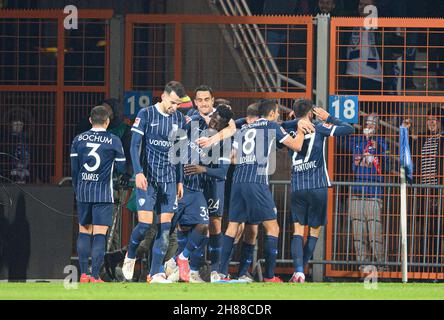 Jubilation BO per Milos PANTOVIC (BO) dopo il suo obiettivo a 2: 1, da sinistra a destra Danilo SOARES (BO), Erhan MASOVIC (BO), Vassilis LAMPROPOULOS (BO), Silvere GANVOULA (BO), Anthony LOSILLA (BO), MILOS PANTOVIC (BO) Calcio 1 ° Bundesliga, 13 ° giorno di incontro, VfL Bochum (BO) - SC Friburgo (FR) 2: 1, il 27 novembre 2021 a Bochum / Germania. Le normative #DFL vietano l'uso di fotografie come sequenze di immagini e/o quasi-video # Â Foto Stock