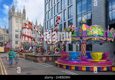 ABERDEEN CITY SCOZIA UPPERKIRKGATE ABERDEEN CHRISTMAS VILLAGE FUNFAIR CON GIOSTRE COLORATE Foto Stock