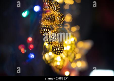 macro shot che mostra eleganti luci fatte splendidamente con palline bokeh sullo sfondo con luci lampeggianti colorate perfette per diwali, natale, nuovo Foto Stock
