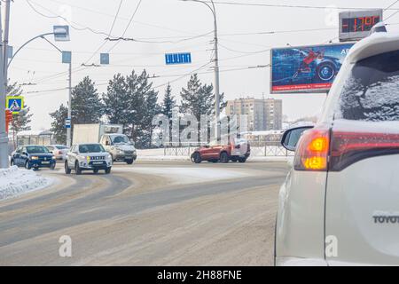 23 gennaio 2021 - kemerovo, russia. Strada innevata con solchi al crocevia della città, fuoco selettivo Foto Stock