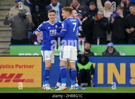 James Maddison (a destra) di Leicester City festeggia con Harvey Barnes (al centro) e Luke Thomas dopo aver segnato il primo goal della partita durante la partita della Premier League al King Power Stadium di Watford. Data foto: Domenica 28 novembre 2021. Foto Stock