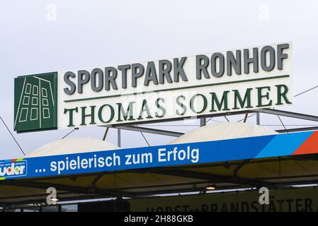 Deutschland, Fuerth, Sportpark Ronhof Thomas Sommer - 27.11.2021 - Fussball, 1.Bundesliga - SpVgg Greuther Fuerth vs. TSG 1899 Hoffenheim immagine: Sportpark Ronhof Thomas Sommer le normative DFL vietano qualsiasi uso di fotografie come sequenze di immagini e/o quasi-video Foto Stock