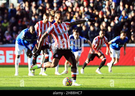 Londra, Regno Unito. 28 novembre 2021. Ivan Toney di Brentford segna il primo goal delle sue squadre da una penalità. Partita della Premier League, Brentford contro Everton al Brentford Community Stadium di Brentford, Londra, domenica 28 novembre 2021. Questa immagine può essere utilizzata solo per scopi editoriali. Solo per uso editoriale, licenza richiesta per uso commerciale. Nessun uso in scommesse, giochi o un singolo club/campionato/player pubblicazioni. pic di Steffan Bowen/Andrew Orchard sport fotografia/Alamy Live news credito: Andrew Orchard sport fotografia/Alamy Live News Foto Stock