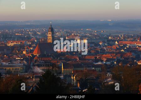 Amberg, Bayerm. Oberpfalz .Blick von oben auf das mittelalterliche Zentrum Ambergs mit Altstadt und Kirche St. Martin. Foto Stock