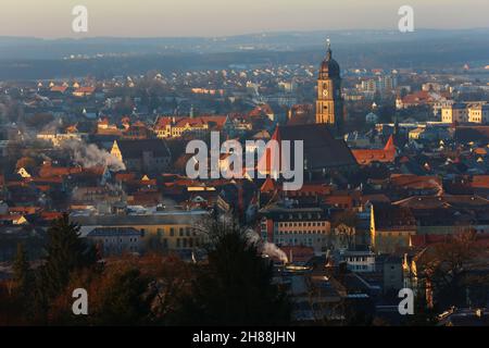 Amberg, Bayerm. Oberpfalz .Blick von oben auf das mittelalterliche Zentrum Ambergs mit Altstadt und Kirche St. Martin. Foto Stock