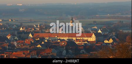 Amberg, Bayerm. Oberpfalz .Blick von oben auf das mittelalterliche Zentrum Ambergs mit Altstadt und Kirche St. Georg Foto Stock