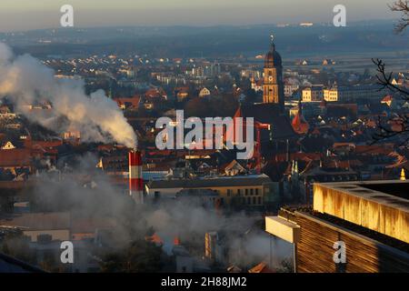 Amberg, Bayerm. Oberpfalz .Blick von oben auf das mittelalterliche Zentrum Ambergs mit Altstadt und Kirche St. Martin. Foto Stock