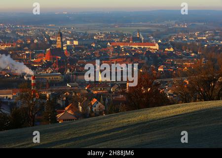 Amberg, Bayerm. Oberpfalz .Blick von oben auf das mittelalterliche Zentrum Ambergs mit Altstadt und Kirche St. Martin. Foto Stock