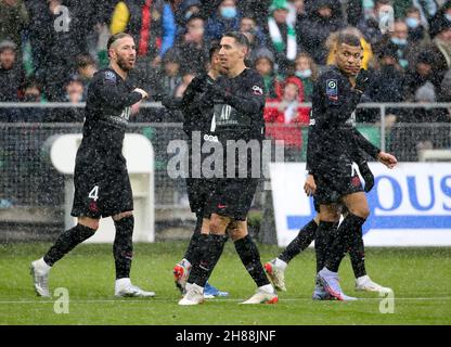 Saint Etienne, Francia. 28 novembre 2021. Angel di Maria di PSG celebra il suo obiettivo con i compagni di squadra durante il campionato francese Ligue 1 partita di calcio tra COME Saint-Etienne (ASSE) e Parigi Saint-Germain (PSG) il 28 novembre 2021 a Stade Geoffroy Guichard a Saint-Etienne, Francia - Foto Jean Catuffe/DPPI credito: DPPI Media/Alamy Live News Foto Stock