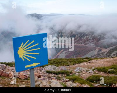 CASTIGLIA E LEON, SPAGNA - 21 novembre 2021: Conchiglia di cuoio capelluto San Jakob segno e la singboard alla pena de Francia montagna, Castiglia e Leon, Foto Stock