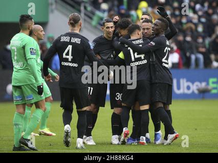 Saint Etienne, Francia. 28 novembre 2021. Marquinhos di PSG celebra il suo obiettivo con i compagni di squadra durante il campionato francese Ligue 1 partita di calcio tra COME Saint-Etienne (ASSE) e Parigi Saint-Germain (PSG) il 28 novembre 2021 a Stade Geoffroy Guichard a Saint-Etienne, Francia - Foto: Jean Catuffe/DPPI/LiveMedia Credit: Independent Photo Agency/Alamy Live News Foto Stock