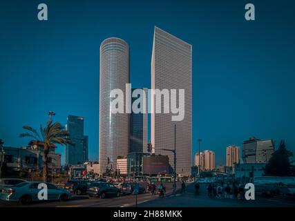 TEL AVIV, ISRAELE - Apr 19, 2021: Il paesaggio urbano vicino alla stazione ferroviaria di Hashalom a Tel Aviv, Israele, nel pomeriggio estivo del 2021 Foto Stock