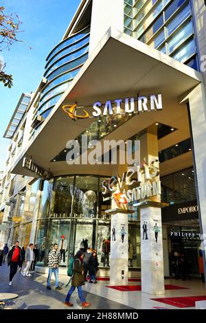 Esterno del moderno centro commerciale „Sevens“ sul viale dello shopping Königsallee a Düsseldorf, Germania. Foto Stock