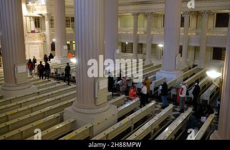 Lipsia, Germania. 28 novembre 2021. Le persone si accodano nella Nikolaikirche per vaccinarsi contro Corona. Le vaccinazioni sono offerte in varie chiese sassoni la domenica. Credit: dpa/dpa-Zentralbild/dpa/Alamy Live News Foto Stock