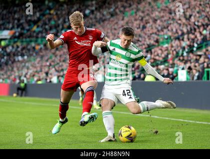 Ross McCrorie di Aberdeen (a sinistra) e Callum McGregor di Celtic lottano per la palla durante la partita premiership Cinch al Celtic Park di Glasgow. Data foto: Domenica 28 novembre 2021. Foto Stock