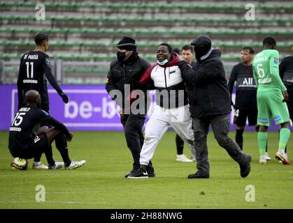 Saint Etienne, Francia. 28 novembre 2021. Pitch invaser rimosso dalla sicurezza durante il campionato francese Ligue 1 partita di calcio tra COME Saint-Etienne (ASSE) e Parigi Saint-Germain (PSG) il 28 novembre 2021 a Stade Geoffroy Guichard a Saint-Etienne, Francia - Foto: Jean Catuffe/DPPI/LiveMedia Credit: Independent Photo Agency/Alamy Live News Foto Stock