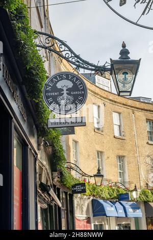 Cambridge, Regno Unito – Novembre 18 2021. L'insegna esterna del negozio Neal's Yard Remedies e della sala terapia nella città di Cambridge Foto Stock