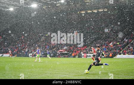 Il portiere di Sheffield United Wes Forderingham prende un calcio d'obiettivo nella neve durante la partita del campionato Sky Bet a Bramall Lane, Sheffield. Data foto: Domenica 28 novembre 2021. Foto Stock