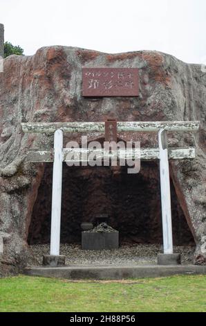 Un santuario shinto dedicato al ceppo del Wilson (resti di un enorme cedro Yakusugi) che si forma come una replica del ceppo albero, Yakushima, Giappone Foto Stock