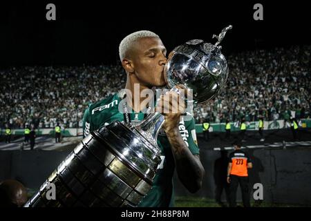 27 novembre 2021; Stadio Centenario, Montevideo, Uruguay; finale Copa Libertadores, Palmeiras contro Flamengo; Danilo di Palmeiras festeggia dopo la partita Foto Stock