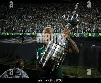 27 novembre 2021; Stadio Centenario, Montevideo, Uruguay; finale Copa Libertadores, Palmeiras contro Flamengo; Danilo di Palmeiras festeggia dopo la partita Foto Stock