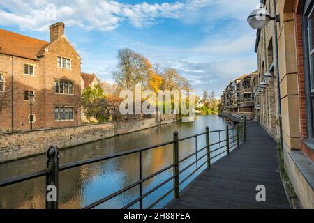 Cambridge, Regno Unito – Novembre 18 2021. Una vista sul fiume Cam dalla passerella in legno tra il Silver Street Bridge e Jesus Green. Foto Stock