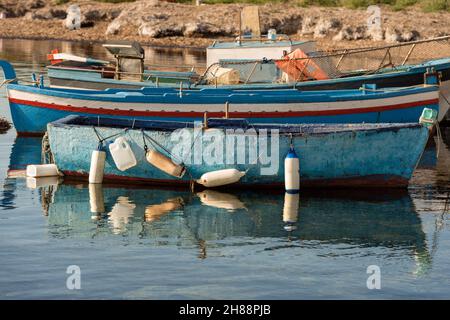 Tre piccole imbarcazioni da pesca in legno nel piccolo villaggio di Marzamemi, Siracusa, Sicilia, Italia, Europa. Foto Stock