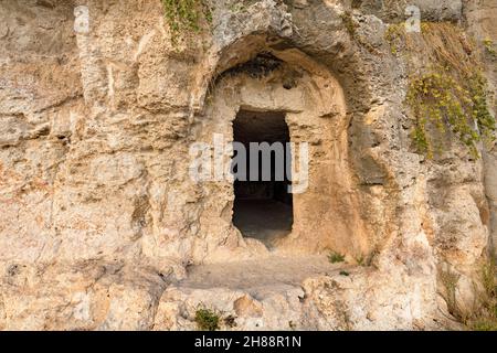 Grotta artificiale (grotta del Ninfeo - grotta del Ninfeo). Anfiteatro Greco Romano di Siracusa, isola di Sicilia, Italia, Europa. Foto Stock