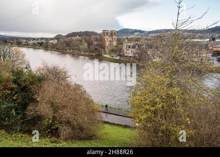 La Cattedrale di Inverness attraversa il fiume Ness, come si vede dall'area del Castello di Inverness Foto Stock