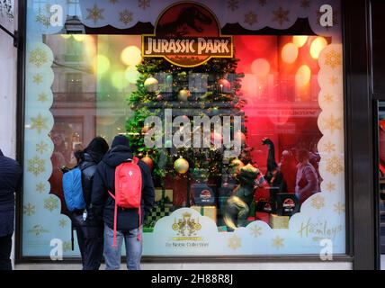 Regent Street, Londra, Regno Unito. 28 novembre 2021. La finestra di Natale si apre su Regent Street a Londra. Hamleys. Credit: Matthew Chattle/Alamy Live News Foto Stock