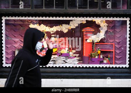 Regent Street, Londra, Regno Unito. 28 novembre 2021. La finestra di Natale si apre su Regent Street a Londra. Libertà. Credit: Matthew Chattle/Alamy Live News Foto Stock